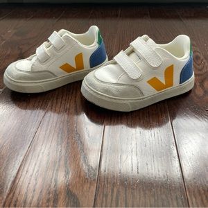 Veja Kids
Veja Kids V-12 Round-Toe Touch-Strap Sneakers